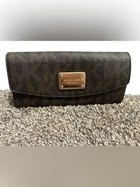 Michael Kors jet set slim long wallet